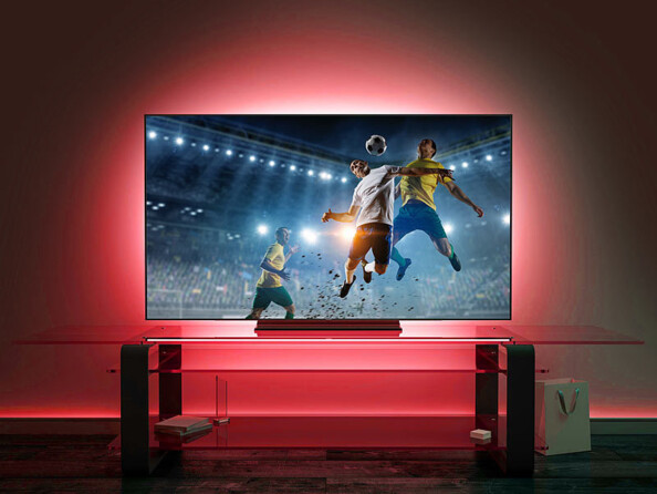 Bande LED RVB USB connectée et intelligente à commandes vocales WRL-34 mise en situation à l'arrière d'une TV lumière rouge