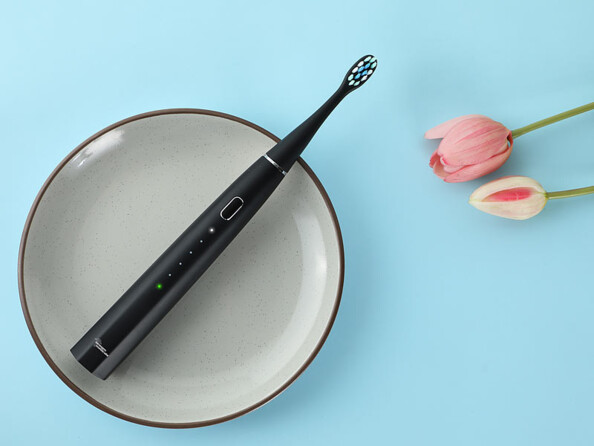 Brosse à dents électrique sonique connectée SZB-200.app mise en situation dans une coupelle