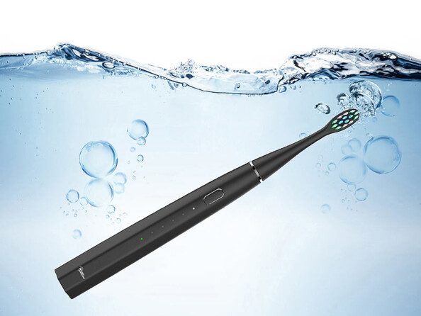 Brosse à dents électrique sonique connectée SZB-200.app mise en situation immergée