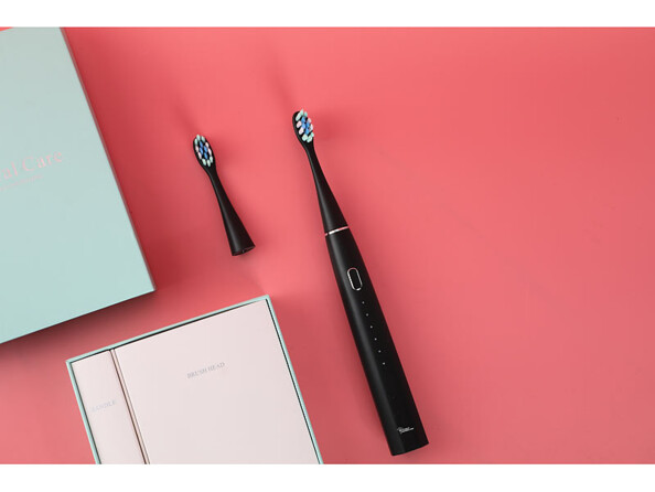 Brosse à dents électrique sonique connectée SZB-200.app avec une tête de brossage posée à coté