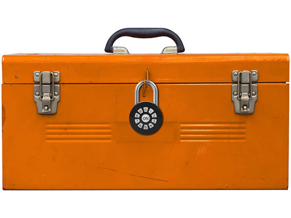 Caisse à outil en métal orange sécurisée par le cadenas connecté XCase