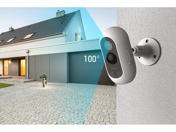 Mise en situation de l'angle de vue à 100° de la caméra de surveillance d'extérieur IPC-675 fixé à un mur devant le garage d'une maison moderne à la tombée de la nuit