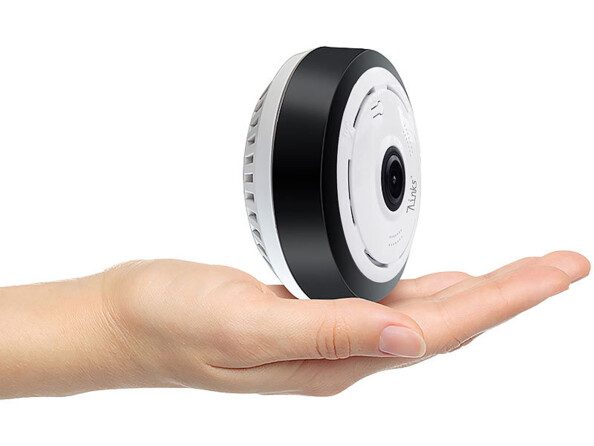 Caméra de surveillance IP panoramique PC-530.wide. tenue en main