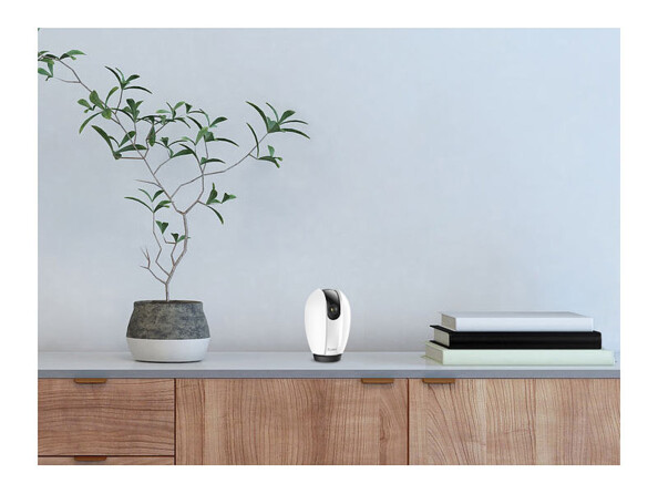 Caméra IP Pan Tilt 2K connectée avec suivi intelligent IPC-370.echo mise en situation dans un salon