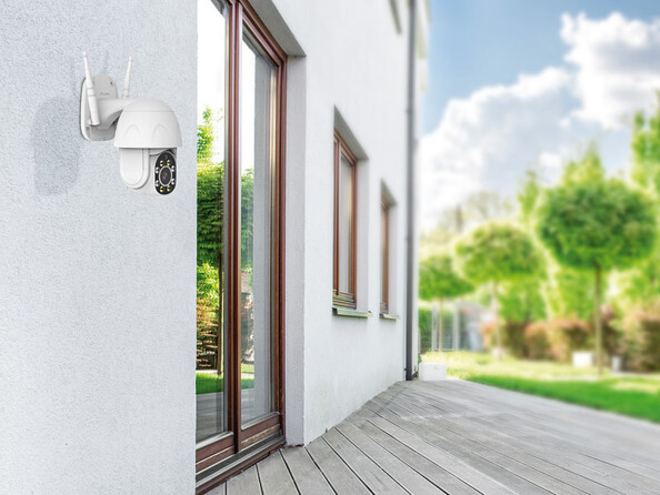 Caméra IP Pan Tilt Full HD connectée avec vision nocturne et alarme IPC-380 mise en situation sur une façade de maison