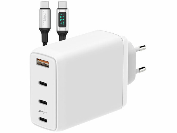 Chargeur secteur 120 W coloris blanc au nitrure gallium avec 3 ports USB-C et 1 port USB-A et à côté un câble USB-C vers USB-C 1,2 m avec écran numérique