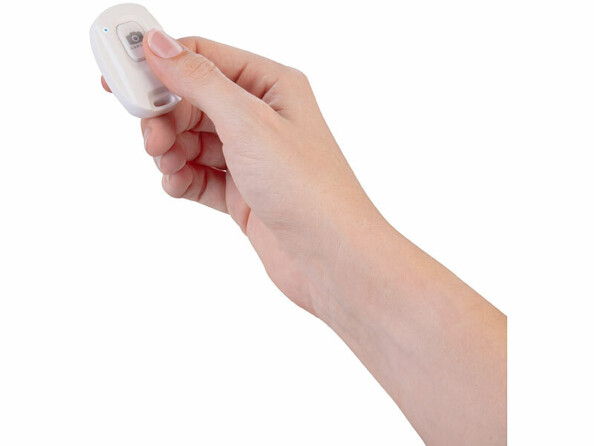 déclencheur bluetooh tenu dans une main