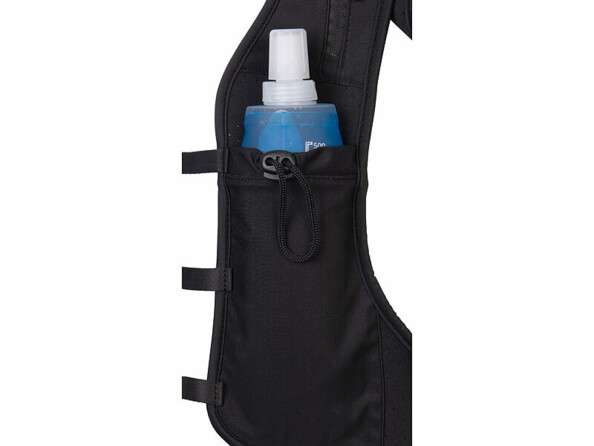 vue zommée sur poche du gilet de running avec flasque à l'intérieur