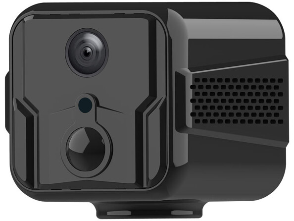 Vue de biais de la caméra de surveillance format mini, avec microphone et haut-parleur intégrés visible sur le côté droit de l'appareil et lentille, capteur de luminosité et capteur PIR alignés de manière visible et centrée sur la face avant