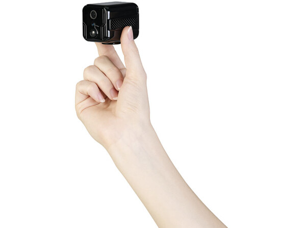 Main d'une personne tenant entre son pouce et son index la micro caméra IP Full HD connectée IPC-85.mini de 7Links grâce à ses dimensions ultra compactes 51 x 41 x 41 mm et son poids léger 78 g