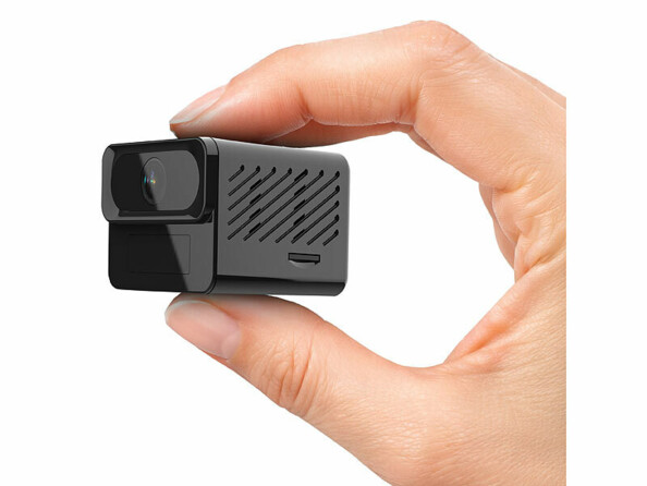 Mini caméra de surveillance connectée IPC-910 tenue dans une main