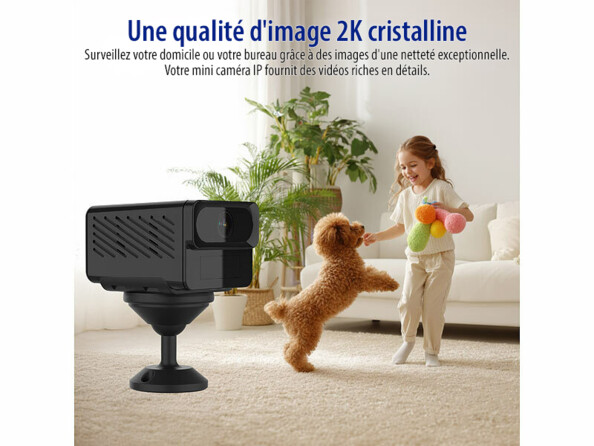 Mini caméra de surveillance connectée IPC-910 suveille un enfant qui joue avec un chien