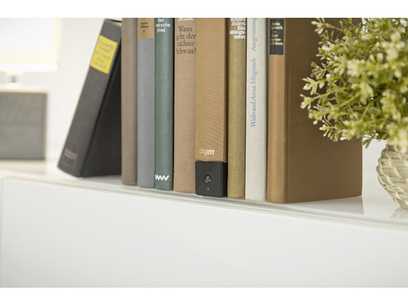 Mini caméra de surveillance IP connectée 2K avec vision nocturne IPC-190.mini mise en situation sur une étagères avec des livres