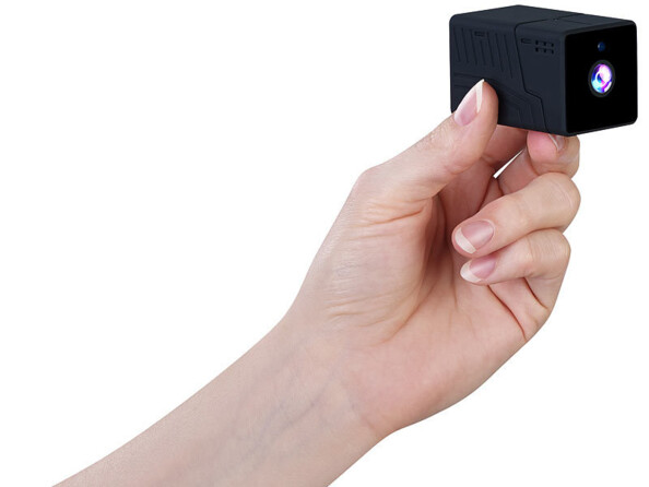 Mini caméra de surveillance IP connectée 2K avec vision nocturne IPC-190.mini tenue dans une main