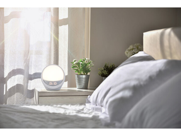 réveil simulateur d'aube lever de soleil connecté mis en situation sur un chevet