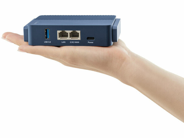 Routeur mobile wifi 6 double bande 3000 Mb/s vu de dos posé dans une main