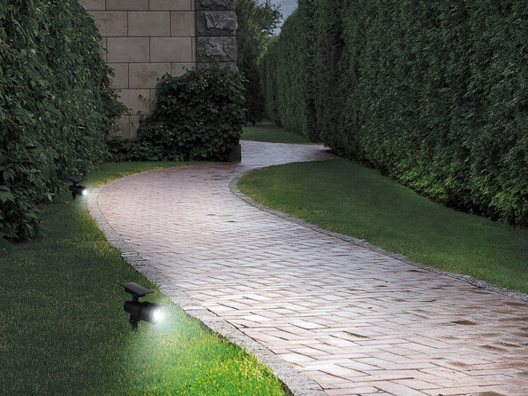 Spot LED solaire connecté RVB CCT propose une installation facile grâce au piquet