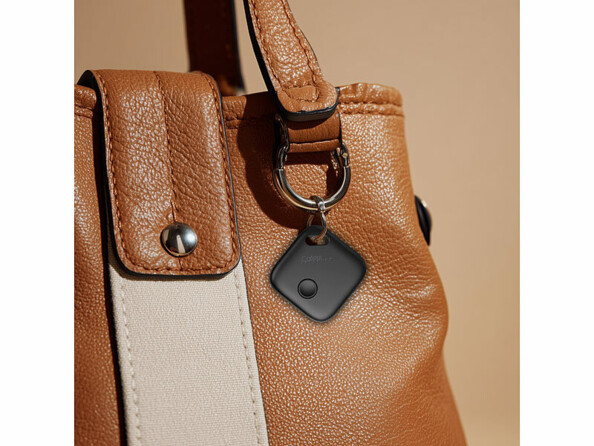 Traceur localisateur d'objets et de clés rechargeable SGF-60 mis en situation sur un sac à main