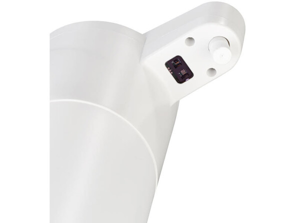 Vue du dessous du capteur de mouvement infrarouge du distributeur de savon avec orifice de distribution