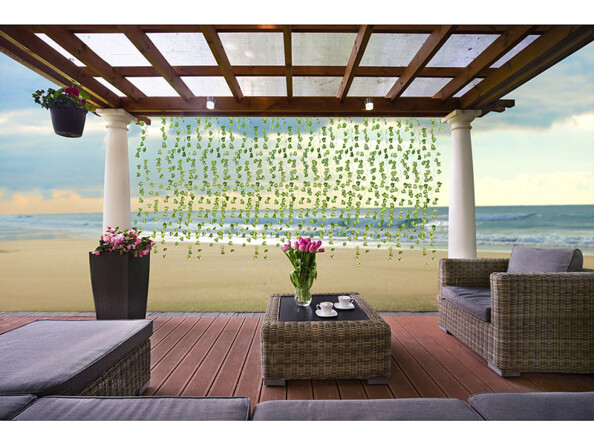 24 guirlandes décoratives en lierre artificiel mise en situation sur une tonelle sur une plage