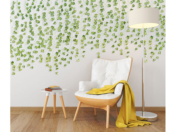 Coin lecture avec lierre artificiel fixé le long du mur pour une ambiance nature