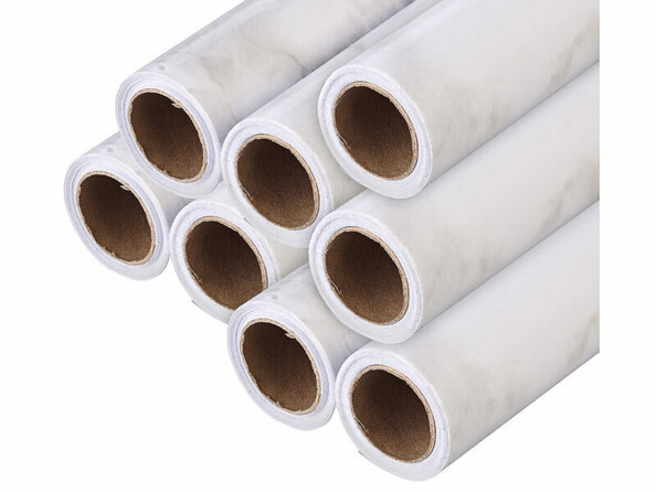 Zoom sur les extrémités des 8 rouleaux de films adhésifs pour meubles coloris aspect marbre