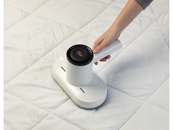 Aspirateur à acariens sans fil avec UV-C et vibrations SMD-35 mise en situtation sur une couette