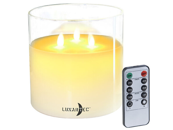 Bougie LED en cire véritable beige dans un verre transparent avec logo Lunartec et télécommande placée à côté