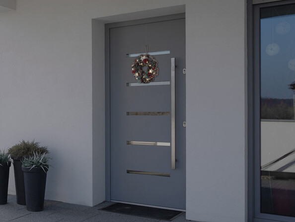 Couronne de l'Avent lumineuse de 30 centimètres de diamètre avec pommes de pin et reflets rouges.