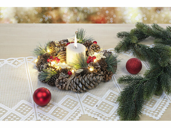 Couronne de l'Avent lumineuse de 30 centimètres de diamètre avec pommes de pin et reflets rouges.