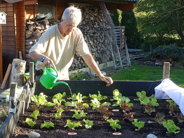 femme utilisant le doseurs d'irrigation en terre cuite