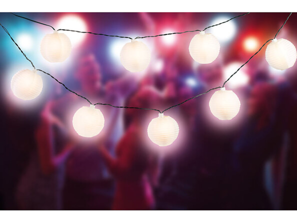 Guirlande LED solaire blanc chaud avec 50 lampions mise en situation