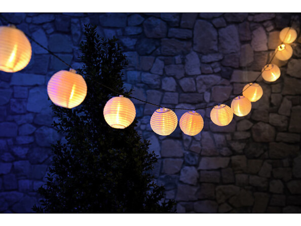 Guirlande LED solaire blanc chaud avec 50 lampions mise en situation