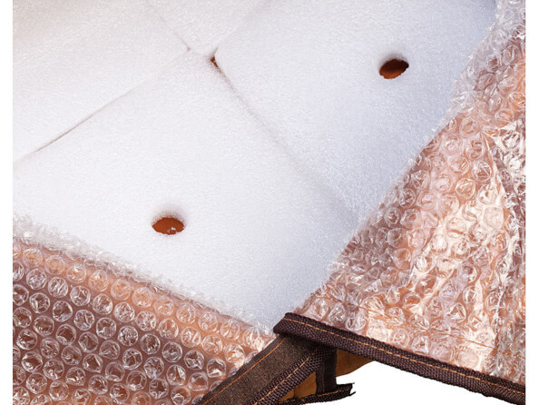 Gros plan sur l'isolation de la housse d'hivernage avec 4 fonds triangulaires troués en mousse EPE et paroi circulaire en film à bulles