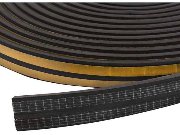 Joint d'isolation adhésif pour portes et fenêtres 16 m noir vue de l'adhésif