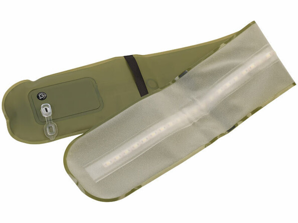 Vue de face avant et arrière de la lampe de camping dégonflée avec bouton Marche/Arrêt et valve de gonflage/dégonflage ouverte sur le côté recto vert militaire de la lampe et ligne de LED visible à l'intérieur sur le côté verso de la lampe