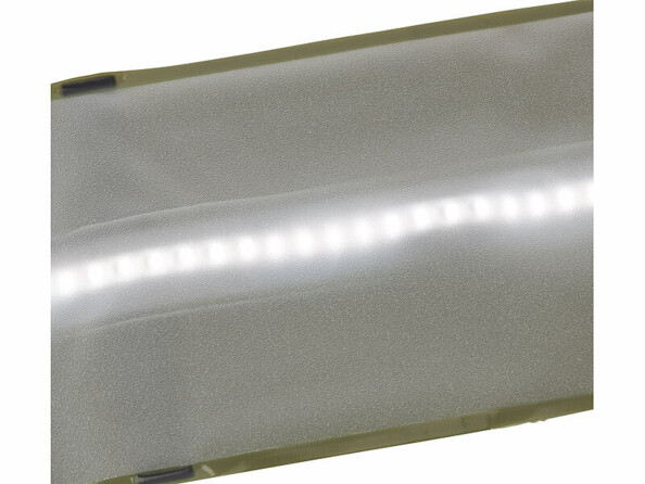 Gros plan sur les LED CCT intégrées dans la longueur du corps de la lampe pour lumière blanc chaud à lumière du jour