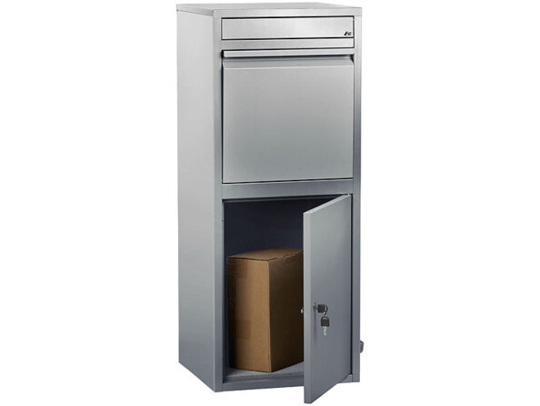 Boîte aux lettres sur pied avec dispositif anti-retour vue avec la porte du bas ouverte avec un colis