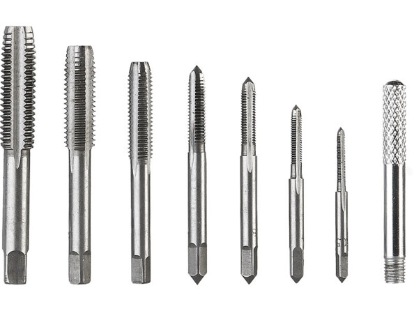 2 boîtes avec 14 forets et 14 tarauds HSS-G pour perceuse et 2 tourne-à-gauche