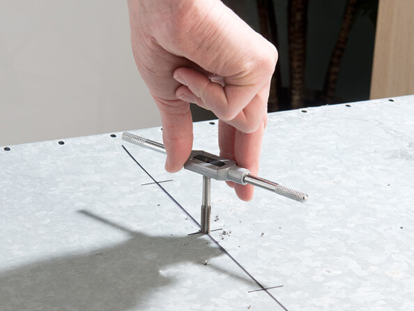 2 boîtes avec 14 forets et 14 tarauds HSS-G pour perceuse et 2 tourne-à-gauche