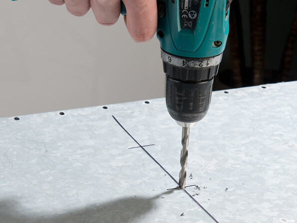 2 boîtes avec 14 forets et 14 tarauds HSS-G pour perceuse et 2 tourne-à-gauche