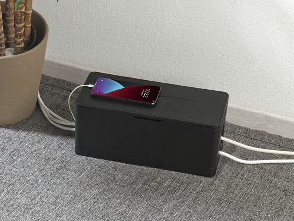 Boîte de rangement pliable pour multiprise coloris noir vue de dessus couvercle fermé avec smartphone