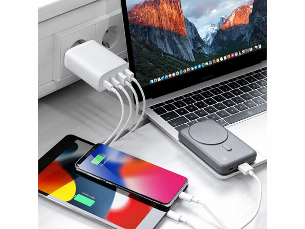 Chargeur secteur GaN USB 4 ports USB-A / USB-C alimentant plusieurs appareils sur un bureau