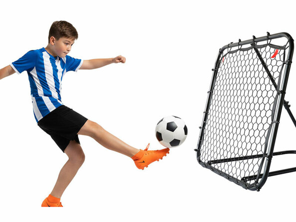 Garçon frappant un ballon de football vers le rebondisseur Pearl Sports incliné