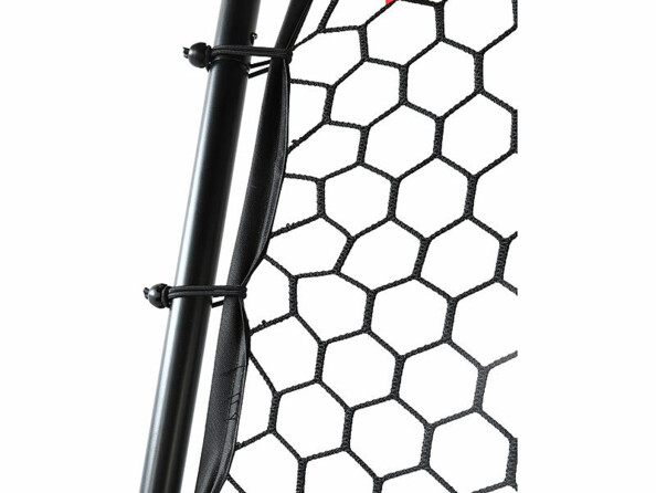 Vue rapprochée du filet de rebond Pearl Sports tendu sur son cadre tubulaire noir