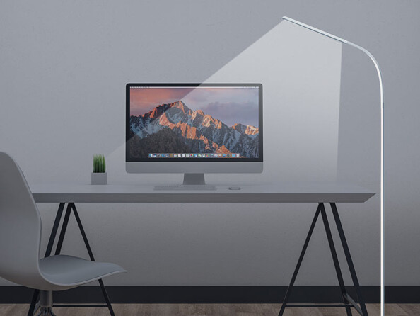 Lampe sur pied LED CCT connectée avec luminosité variable coloris blanc mise en situation dans un bureau