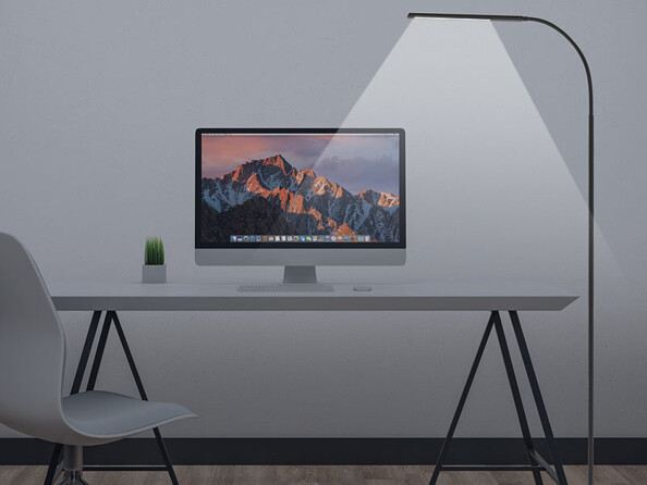 Lampe sur pied LED CCT connectée avec luminosité variable coloris noir mise en situation dans un bureau