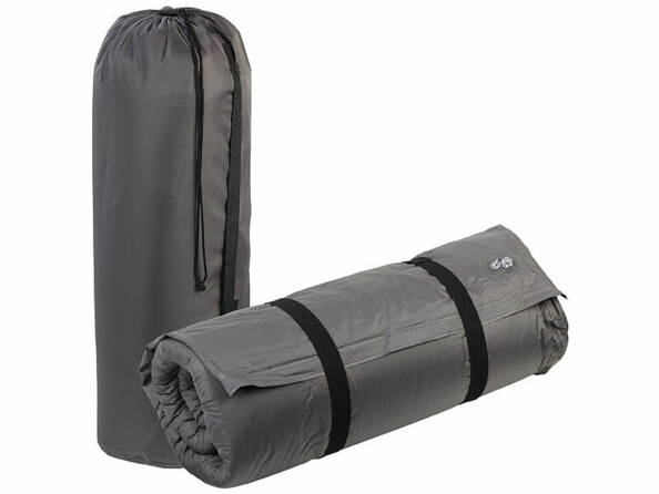 Sac de transport avec lanières posé à la verticale avec matelas pneumatique enroulé sur lui-même