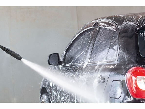 Nettoyeur haute pression 1600 W / 110 bars utilisé sur une voiture