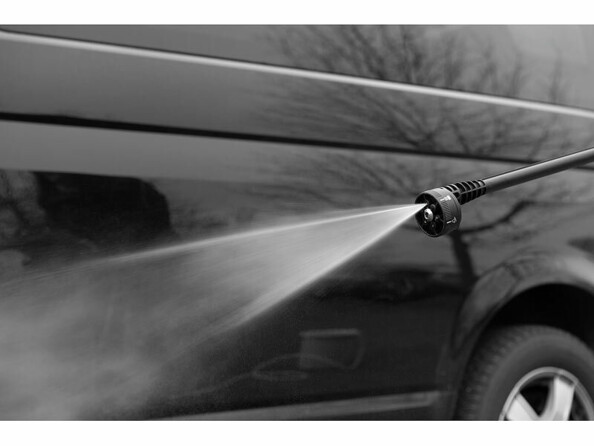 Nettoyage à l'eau d'une voiture à l'aide d'un nettoyeur haute pression à charge rapide